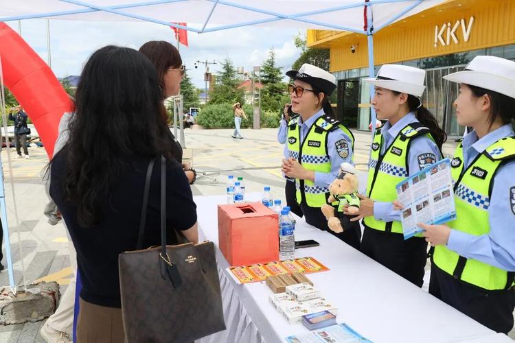来自全州多家保安服务企业的工作人员向过往市民发放安全宣传资料